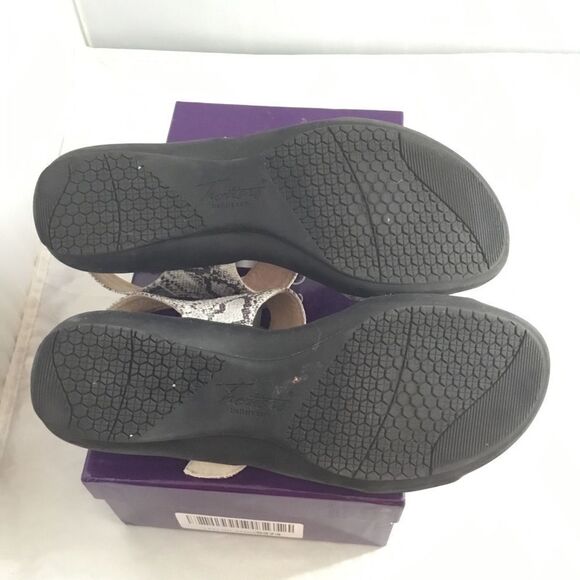 Trotters Kip Supportive Sandals B8 - Picture 7 of 7